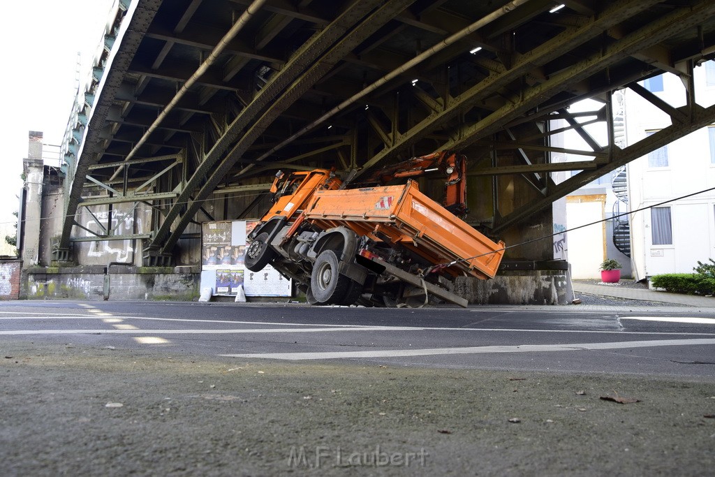 LKW blieb unter Bruecke haengen Koeln Deutz Deutz Muelheimerstr P073.JPG - Miklos Laubert